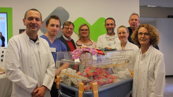 Der neue Chefarzt der Kinder- und Jugendklinik Priv.-Doz. Dr. Marc Robin Mendler (von links), Joachim Vollmert (Stationsleitung Neo/Päd IST), Schirmherr Stephan Prinz zur Lippe, Leitende Hebamme Susan Grabsch, Dr. Lutz Müller-Lobeck (Leitender Arzt Kinderanästhesie), Juliane Hünerlage (Oberärztin Geburtshilfe), Klinikumsgeschäftsführer Dr. Johannes Hütte und die leitende Oberärztin der Kinderklinik Dr. Beate Ruppert. - © Janet König