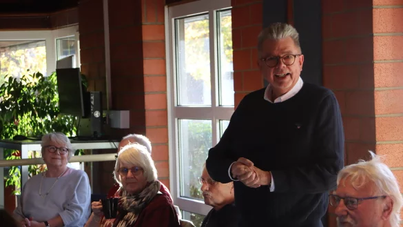 Alt-B&uuml;rgermeister Gerhard Schemmel gab im Erz&auml;hlcaf&eacute; Geschichten aus seiner 21-j&auml;hrigen Amtszeit als hauptamtlicher B&uuml;rgermeister zum Besten. - &copy; Birgit Guhlke