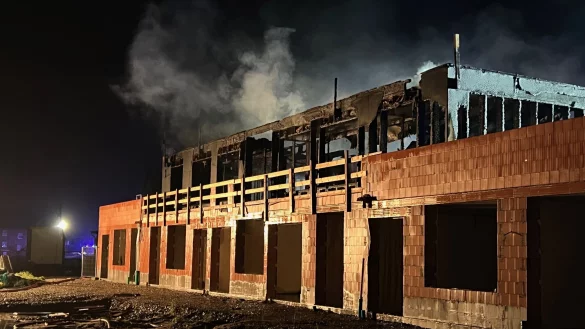 Der Neubau der Kita hat in der Nacht zu Dienstag erneut gebrannt. - &copy; Thorsten Kopsieker