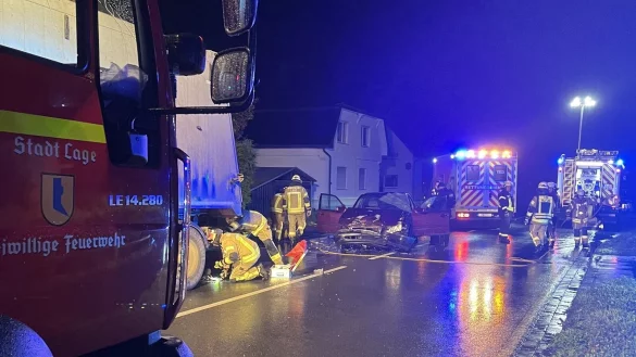 Die Feuerwehr befreite den Unfallfahrer aus seinem Auto. - &copy; Feuerwehr Lage