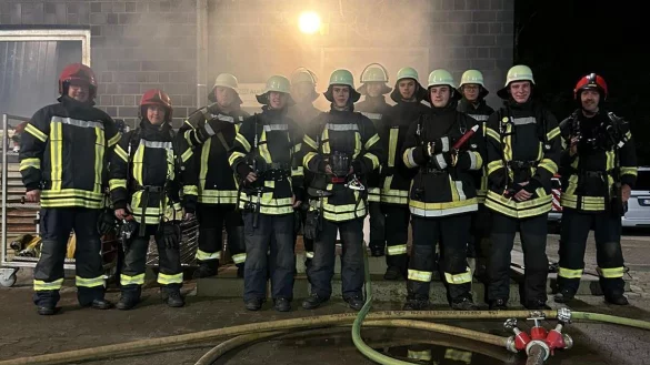Die Feuerwehrkr&auml;fte bei der Atemschutz&uuml;bung. - &copy; Feuerwehr Lemgo