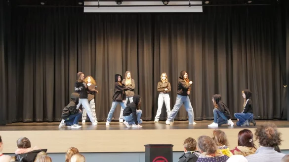 Die Sch&uuml;lerinnen aus dem Profilkurs Zumba rockten die B&uuml;hne beim Tag der offenen Schule. - &copy; Jacobschule