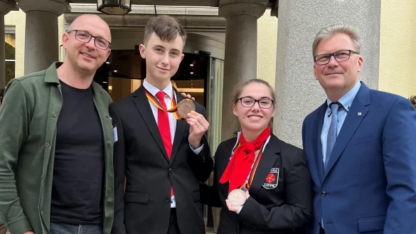 Arnaud Brun (von links), Tom Zink, Denise Spilker und Holger Lemke freuen sich &uuml;ber den erfolgreichen Wettbewerb der lippischen Nachwuchs-Gastronomen. - &copy; DEHOGA-Lippe