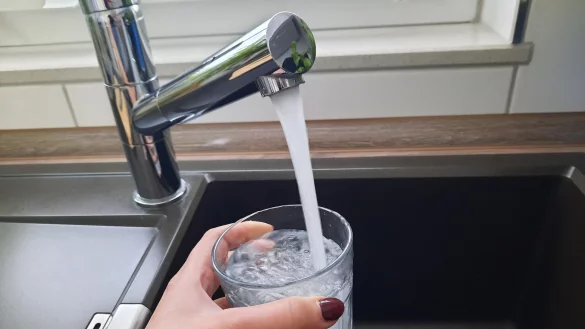 Das Wasser aus der Leitung kann wieder bedenkenlos getrunken werden. - &copy; Symbolbild: Lorraine Brinkmann