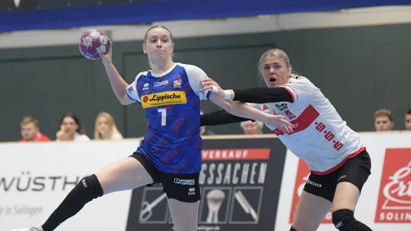 Blombergs Leni Ruwe l&auml;sst sich in dieser Szene von Solingens Pia Adams nicht aufhalten. - &copy; Kurt Kosler