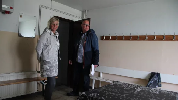 Mira Hahnheide und Benno Beermann vom VfL Lieme in einer der Umkleidekabinen. - &copy; Foto: Katrin Kantelberg