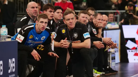 F&uuml;r Bundestrainer Alfred Gislason beginnt an diesem Wochenende die hei&szlig;e Phase im Hinblick auf die Handball-Europameisterschaft. Zumindest beim Tag des Handballs ist der Bad Salzufler Joel Birlehm (links) nicht mit dabei. - &copy; J&ouml;rg Hagemann