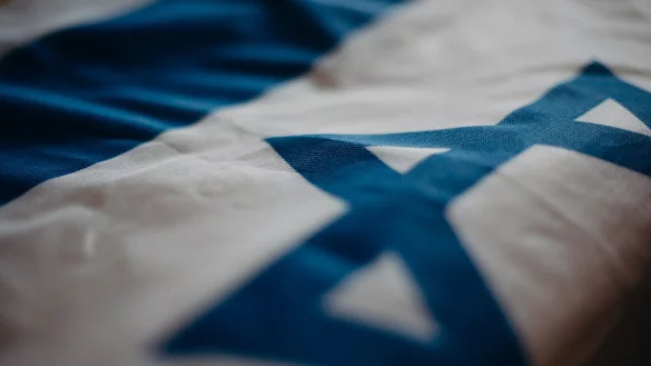Die vor dem Rathaus gehisste israelische Flagge haben Unbekannte in der Nacht von Mittwoch auf Donnerstag abgerissen. - &copy; Pexels/cottonbro studio