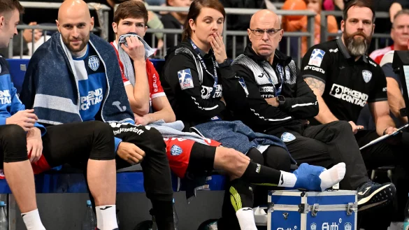 Eingerahmt von Urh Kastelic, Frederike Saaksmeier, Volker Broy und Jan Batzer (von links) verfolgt Lukas Zerbe nach seiner Verletzung in Hannover missgelaunt den weiteren Spielverlauf. - &copy; Mathias M. Lehmann