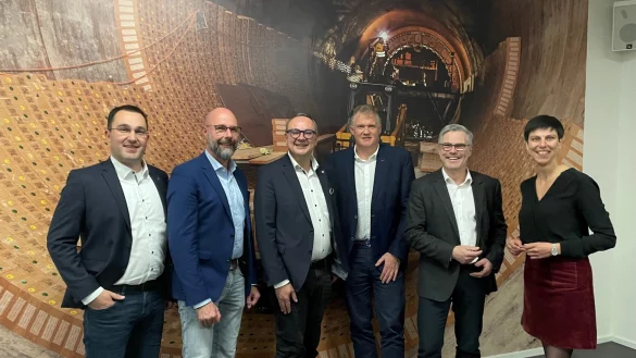 Im Austausch mit Unternehmerinnen und Unternehmern in Lemgo: Tobias Vietz, Frank Limpke, Markus Baier, Stefan Sasse (M&ouml;ller Feuerfesttechnik), Stephan Westerdick sowie Moderatorin Jenny Krumov (IHK Lippe, von links). - &copy; M-Group