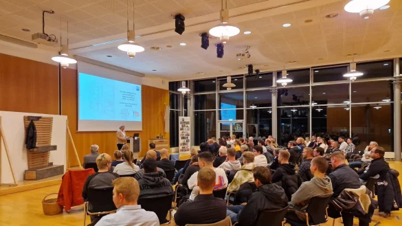 In der IHK Lippe ist die Holzausstellung der Fachschule für Holztechnik Detmold eröffnet worden. - © IHK Lippe