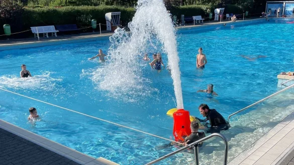 Die Freibadfete in H&ouml;rste fand Ende August statt. Der Tauchclub kam mit einem Seabob - sehr zur Freude der Besucher. - &copy; Astrid Sewing