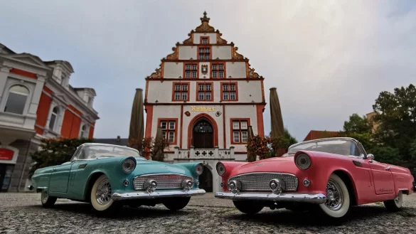 Hier ist Parken eigentlich verboten. Doch stehen vor dem Historischen Rathaus keine richtigen Oldtimer sondern Modellautos, die Klaus Ottensmeier gekonnt in Szene setzt. Er hat viele solcher Aufnahmen an verschiedenen Plätzen in Bad Salzuflen gemacht und sie in drei Filmen zusammengefasst. - © Klaus Ottensmeier