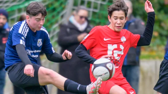 Starker Einsatz - In dieser Szene kommt Maximilian Giesbrecht von der JSG Hiddesen-Heidenoldendorf (blau, links) vor dem Postler Steven Rafael Hass (rot) an den Ball. - &copy; EGON PENNER