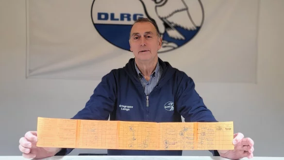 35 Mal hat Manfred Krumsiek das Rettungsschwimmabzeichen absolviert. Wieviele Stunden der Vorsitzende der DLRG Lemgo in den vergangenen Jahrzehnten am Beckenrand und im Wasser verbracht hat, kann er nicht mehr z&auml;hlen. - &copy; Katrin Kantelberg