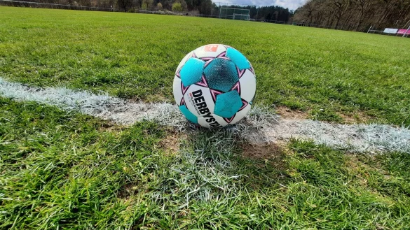 Bald erfolgt der Ansto&szlig;: Die Pokalendspiele in beiden Fu&szlig;ballkreisen stehen auf dem Programm. - &copy; Oliver K&ouml;nig