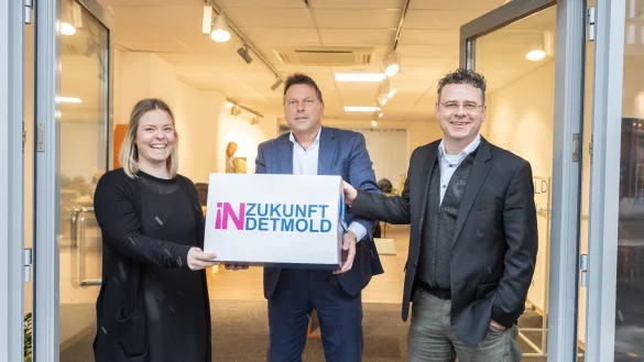 Innenstadt-Managerin Carina Fobbe, B&uuml;rgermeister Frank Hilker und Thorsten Brinkmann (Gilde) freuen sich &uuml;ber die erneute F&ouml;rderzusage f&uuml;r das Innenstadt-Projekt. - &copy; Stadt Detmold/Torben Gocke