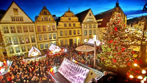 Viele Besucher tummeln sich rund um die Weihnachtsmarkt-Buden auf dem Alten Markt. - &copy; Bielefeld Marketing