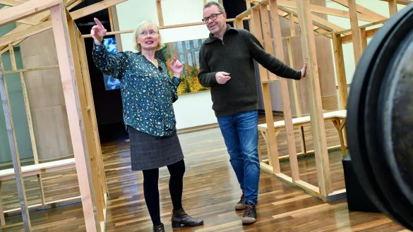 Die K&uuml;nstlerin Maria F&ouml;cking weist vorm Start des Holzhausgespr&auml;chs NW-Kulturchef Stefan Brams den Weg. - &copy; Barbara Franke