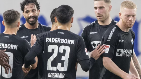SCP-Angreifer Adriano Grimaldi (2. v. l.) und sein Sturmkollege Felix Platte (2. v. r.) schossen Paderborn zum Sieg beim KSC. - &copy; picture alliance/dpa