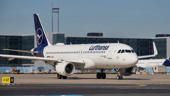 Der Airbus A320-200 mit der Kennung D-AIZQ "Detmold" kommt viel in der Welt herum. - &copy; Oliver Roesler