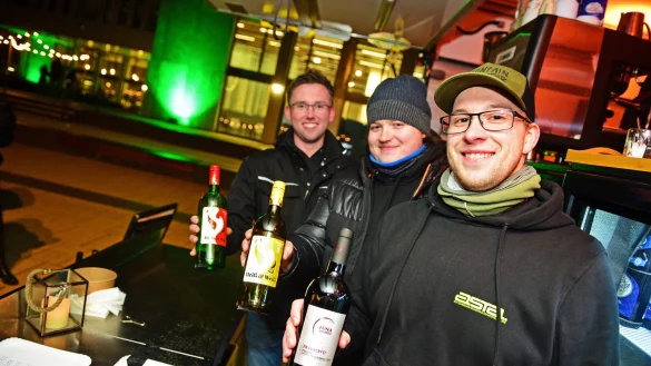 Pascal Hirnschal (von lins), Jannik Mentel und Nils Ilsendahl halten die passenden Getr&auml;nke f&uuml;r ein vorweihnachtliches Campusfest in die Kamera. - &copy; Nicole Ellerbrake