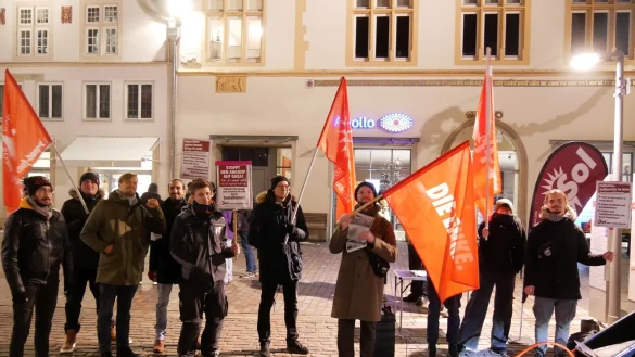 Rund 20 Menschen haben am Donnerstagabend auf dem Lemgoer Marktplatz unter dem Motto Stoppt den Angriff auf Gaza gegen den Krieg im Nahen Osten demonstriert. - &copy; Thomas Kr&uuml;gler