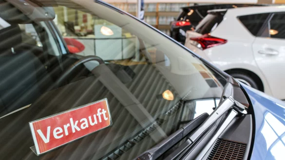 Händler im Ausland bieten Autos oft zu günstigeren Nettopreisen an. - © Patrick Pleul