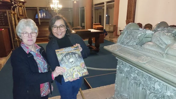 Pastorin Ursel Rosenh&auml;ger (links) und Alejandra Ayala freuen sich darauf, den Menschen in Blomberg die Traditionen rund um das mexikanische Totenfest "D&iacute;a de los Muertos" n&auml;herzubringen. - &copy; Michaela Wei&szlig;e