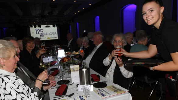 Zum Wohl: Kathleen Heyna bewirtet die G&auml;ste des festlichen Abends. - &copy; Martin Hostert