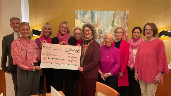 AWO-Kreisgeschäftsführer Rainer Kleßmann und Frauenhaus-Leiterin Stefanie Nowack (Fünfte von Rechts) freuen sich über die Spende des Inner Wheel Clubs Detmold-Blomberg. - © Inner Wheel Club