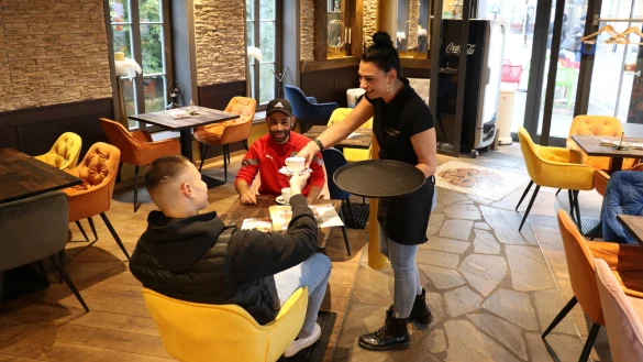 Mitarbeiterin Christina Klassen bedient f&uuml;rs Foto ihre Kollegen im Eiscaf&eacute; Salvatore. - &copy; Alexandra Schaller