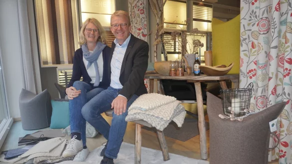 Raumausstattermeister Thomas Fiene feiert mit seinem Unternehmen in Lothe, das einst sein Gro&szlig;vater gr&uuml;ndete, 75-j&auml;hriges Bestehen. Seine Ehefrau Birgit arbeitet hauptberuflich als Krankenschwester, hilft aber auch im Betrieb ihres Mannes mit. - &copy; Michaela Wei&szlig;e