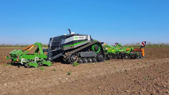 Der AgBot bei der Arbeit mit einer Scheibenegge von amazone. Auf dem Roboter sind einige der Ger&auml;te zu sehen, die Hindernisse erkennen und den Roboter-Traktor dann stoppen. - &copy; Amazone