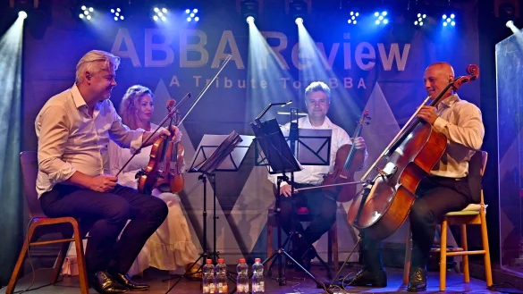 Mit Streichern: Abba gastiert im Juni in der Stadthalle. - © 4 Swedes