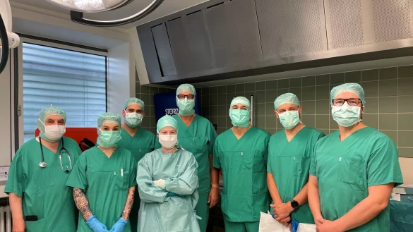 Das Operations-Team um Professor Mathias L&ouml;hnert. - &copy; Klinikum Bielefeld