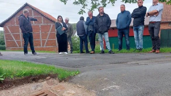 Bei einer Ortsbesichtigung im August hatte Bauamtsleiter Gregor G&uuml;nnewich dem Ausschuss gezeigt, wie die Asphaltwulst das Wasser in den Kanal lenkt. - &copy; Archivfoto: Michaela Wei&szlig;e