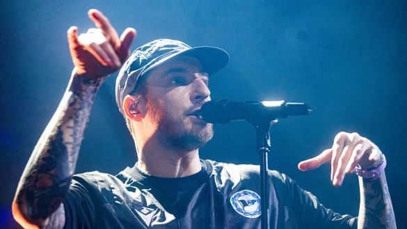 Casper ist für seinen energiegeladenen Bühnenauftritt und seine vielseitige Musik bekannt. - © Mike-Dennis Müller / www.mdm.photo