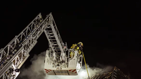 Die Flammen werden &uuml;ber Drehleiter bek&auml;mpft. - &copy; FreitagTV