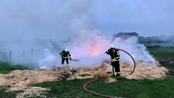 Die Feuerwehr Extertal löscht das brennende Stroh. Vorab mussten die Ballen auseinandergezogen werden. - © Löschgruppe Almena