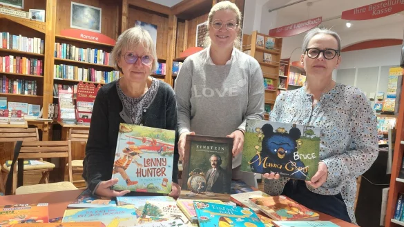 Martina Lange, Cerrin Wehrmann-Ristau und Anja Brinkmann (v. l.) mit der gro&szlig;en Auswahl an B&uuml;chern f&uuml;r kleine und gr&ouml;&szlig;ere Kinder. Foto: Karin Prignitz - &copy; Karin Prignitz