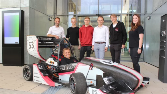 Professor Dr. Andreas Paa (links), Experte f&uuml;r Antriebstechnik aus dem Fachbereich Maschinenbau und Mechatronik der Technischen Hochschule Ostwestfalen-Lippe, betreut das OWL-Racing-Team. Die Studenten, im Bild ein Teil der Projektgruppe, entwickeln bereits das neue E-Rennauto f&uuml;r die kommende Saison. - &copy; TH OWL