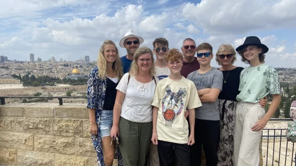 Die lippische Reisegruppe auf dem &Ouml;lberg, im Hintergrund liegt Jerusalem: Irene Epp (von links), ihr Ehemann Tobias Epp, Schw&auml;gerin Edelgard Kornelsen, Linus Epp, Lasse Epp, Heinrich Epp, Silas Kornelsen, Lilli Epp und Fiona Epp. Das Foto ist vor dem 7. Oktober entstanden - &copy; Familie Epp