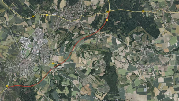 Auf dem rot markierten Bereich der B1 zwischen der Abfahrt nach Belle (oben rechts im Bild) und der Abfahrt am Waldschl&ouml;sschen (unten links) sollen nach dem Wunsch des B&uuml;rgerb&uuml;ndnisses k&uuml;nftig auch Traktoren unterwegs sein d&uuml;rfen. - &copy; Geodaten NRW