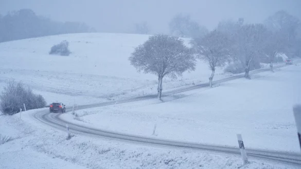 Die Hohensonner Stra&szlig;e in Extertal am Montagnachmittag: Der Schnee bleibt auf der Stra&szlig;e und den Feldern liegen. - &copy; Freitag-TV