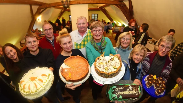 Jury und Sieger: (von links) Karen Zereike, Alfons Dautzenberg, Friedrich Ehlert, Sandra Reichelt, Mickel Biere, Angelika Welsche, Marlies Witte, Ulrike Schweizer und Beate Kuhlemann. - &copy; Nicole Ellerbrake
