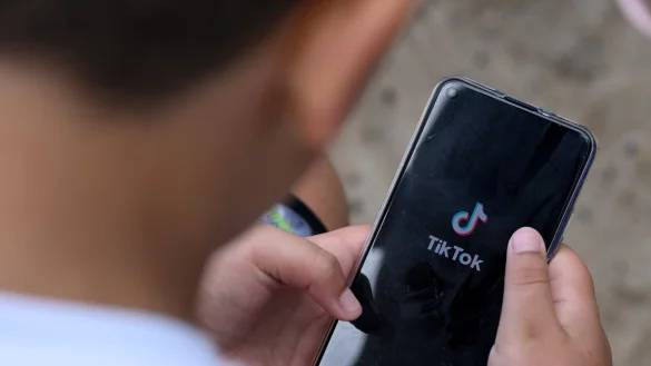 Auf Tiktok, aber auch auf anderen Plattformen wie Instagram, werden Falschinformationen und Propaganda verbreitet. Symbolfoto: Jens Kalaene/dpa - © Jens Kalaene