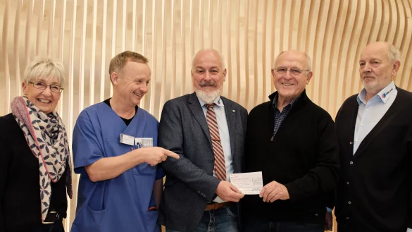 Kleiner Scheck mit großer Wirkung: (von links) Barbara Svensson, Dr. Norbert Jorch, Andreas Tilly, Rolf Svensson, Dietlef Wiedey. - © Gagelmann