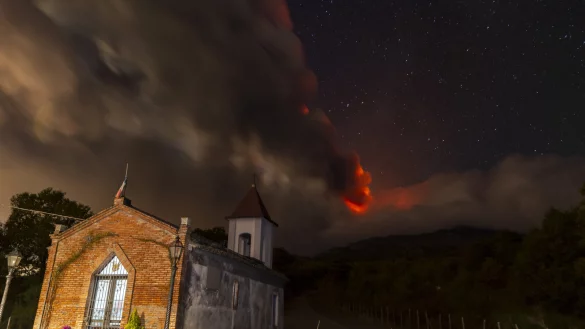 Rauchschwaden des Vulkans &Auml;tna sind von der Kirche Magazzeni in der N&auml;he des Dorfes Sant'Alfio zu sehen. Sinnbildlich brodelt es auch in der deutschen Kirche. - &copy; dpa