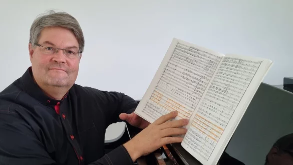 Florian Ludwig dirigiert am 1. Advent H&auml;ndels Messiah in einer Monumental-Version mit gro&szlig;em Chor und sp&auml;tromantischem Orchesterapparat. - &copy; Bildrechte: Florian Ludwig